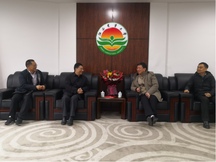 省科技厅副厅长席宏看望慰问副校长贺浩华教授