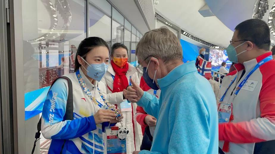 国际奥委会主席巴赫向北语志愿者赠送徽章