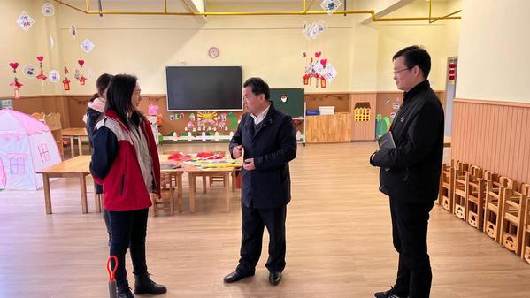校领导检查明珠幼儿园开学准备工作
