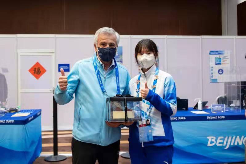 小萨马兰奇主席考察奥林匹克大家庭酒店注册中心，并为我校志愿者送上生日祝福