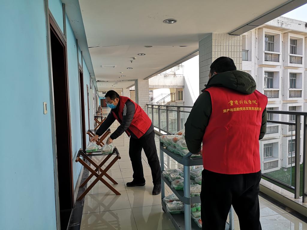 资产与后勤处党员志愿者开展健康管理区送餐服务