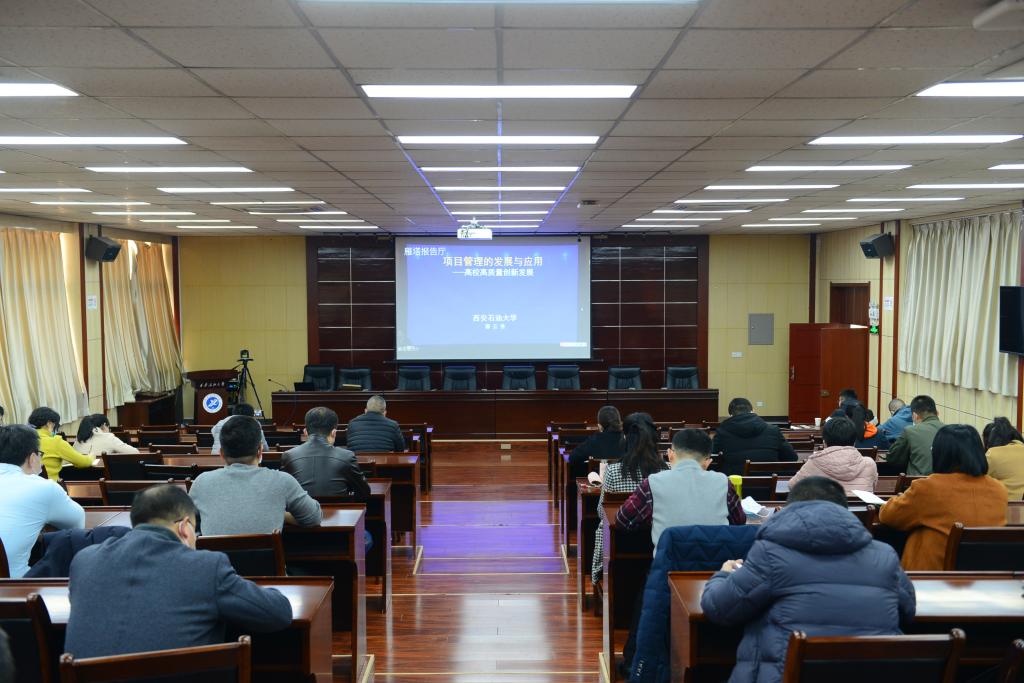 校党委书记赛云秀为全校处科级干部作培训报告