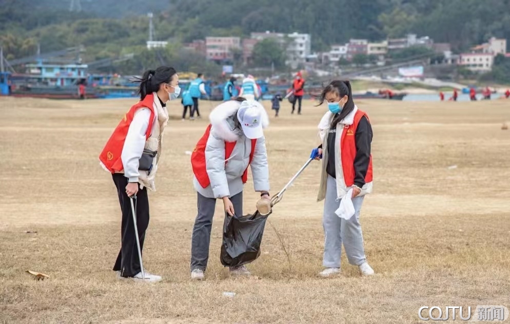 河海学院本科生第一党支部开展“我为家乡出份力”志愿服务活动