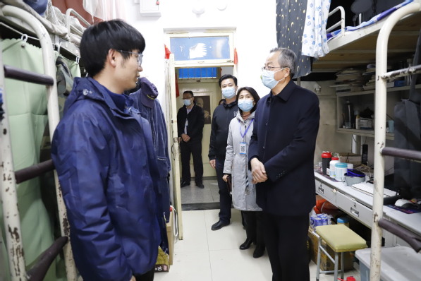 副校（院）长乔丙武走访信息与自动化学院学生宿舍