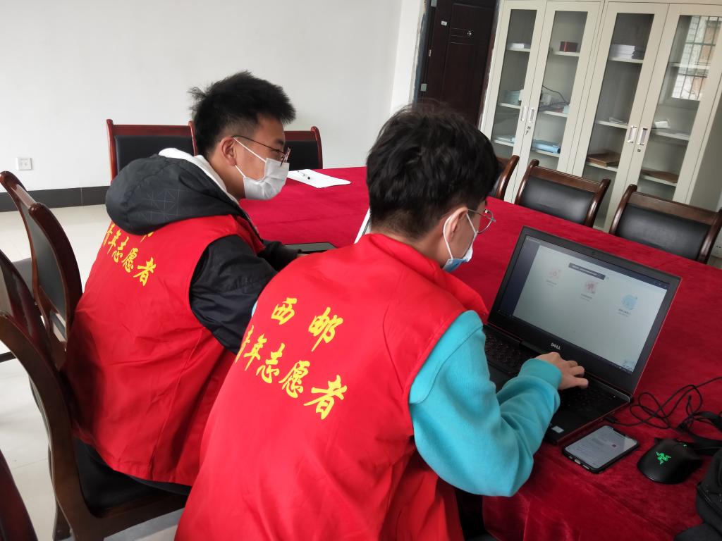 校团委组织团员青年开展学雷锋志愿服务活动
