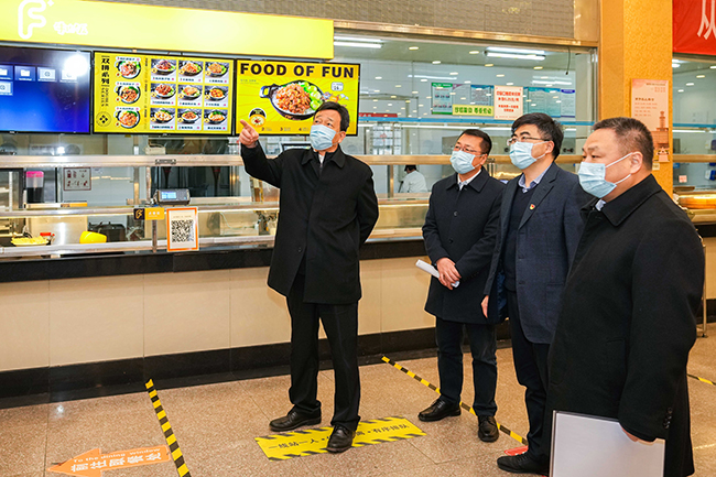 杨庆山带队检查新学期开学疫情防控工作