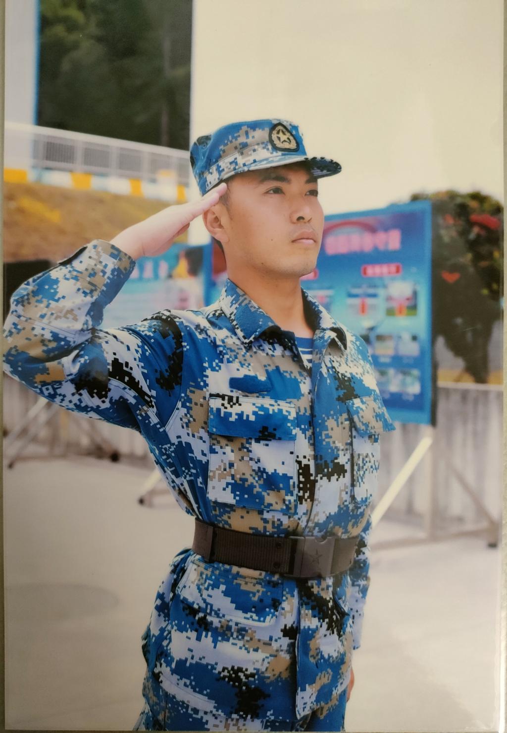 我校2020年入伍研究生钟玮荣立三等功