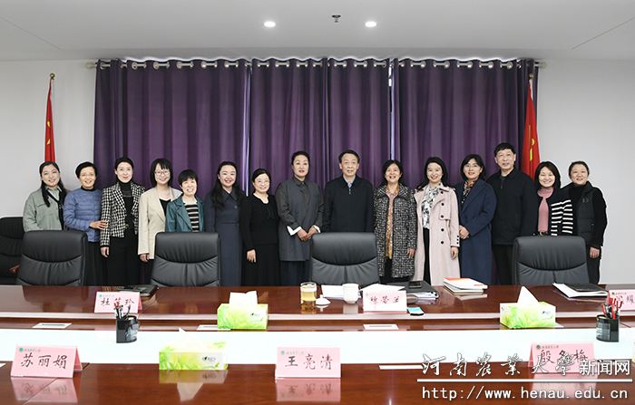 学校召开“巾帼标兵”座谈会