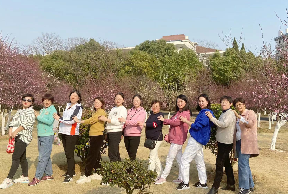 继续教育学院组织“美丽相约在校园”女职工游园赏花活动