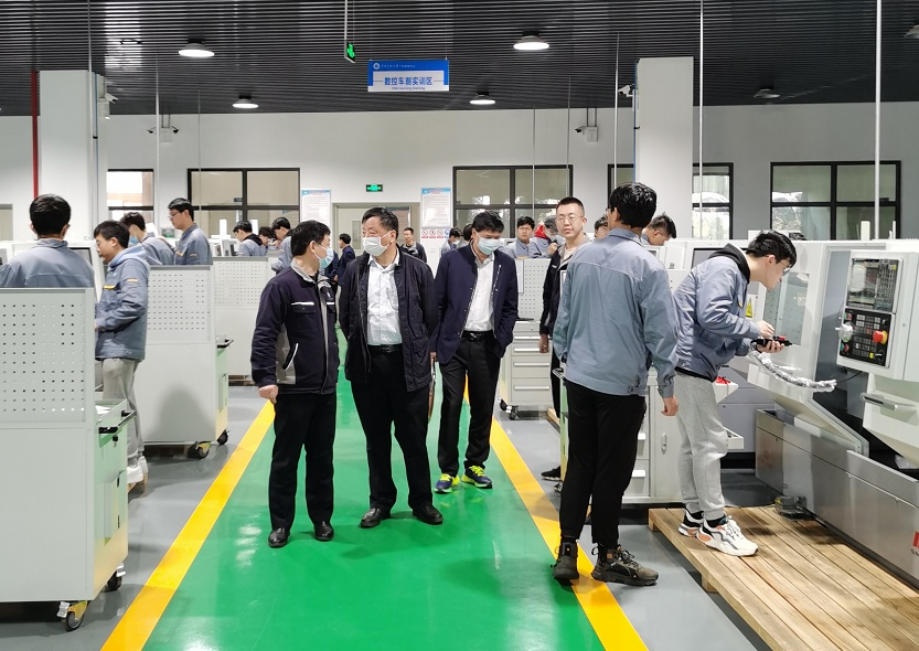 杜冬云前往工程训练中心看望师生指导新学期工训工作
