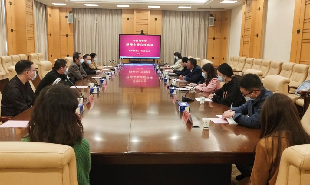 中国法学会向我校学子捐赠衣物