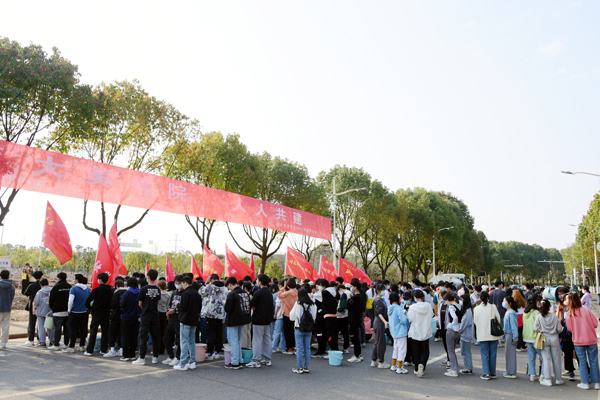 “植”此青绿　扮靓春天　经院新添234棵桂花树