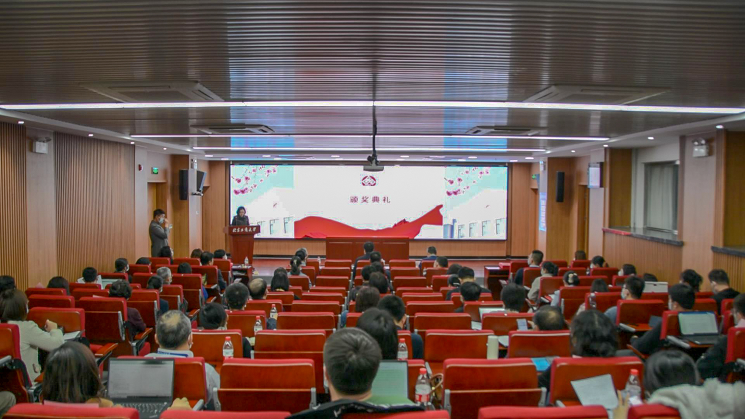 学校举行2022年外事工作会议暨2021年度表彰会
