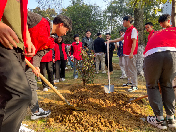 动科院“俊秀红色班”开展义务植树志愿服务活动