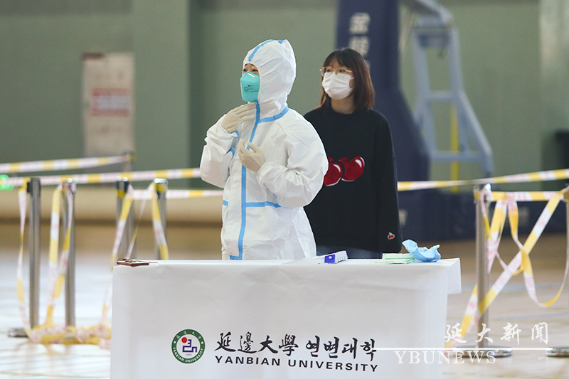 我校开展志愿者和党员突击队穿脱防护服实操应急演练