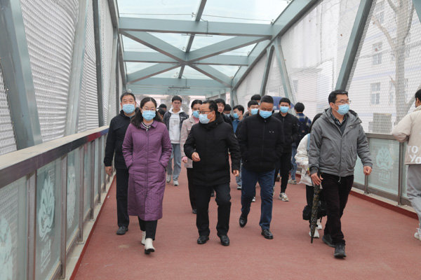 副校长杨霞深入西苑校区调研指导疫情防控工作