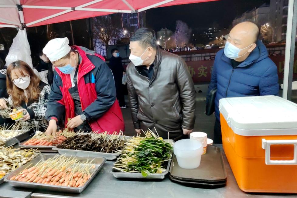校领导深入校内小吃夜市走访