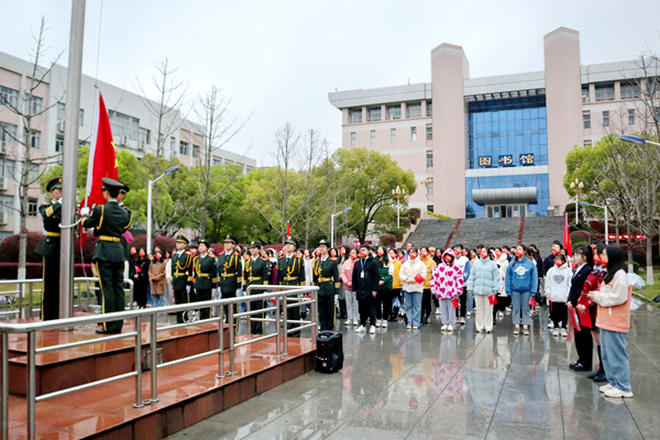 公共管理与人文地理学院开展升旗仪式活动