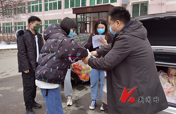 辽科大管理学院把温暖送到学生寝室