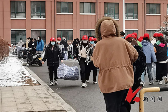 辽科大经法学院青年志愿者助力研究生寝室搬迁