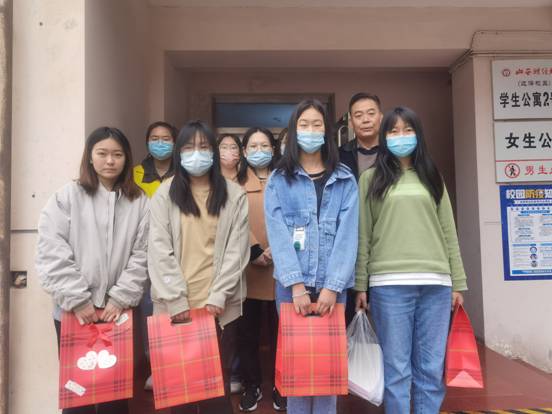 全校各级团组织倾心关怀解除隔离学生