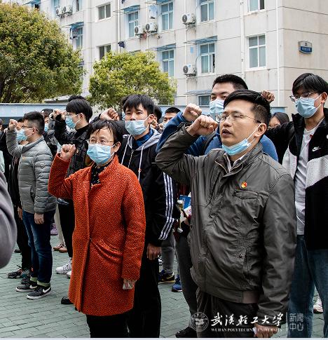 土建学院举行学生党员实践岗之寝室安全员重温入党誓词活动