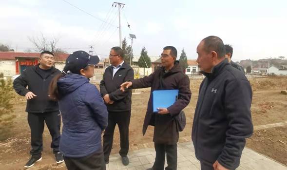 后勤管理处携手丹田物业公司指导我校定点帮扶村园林绿化