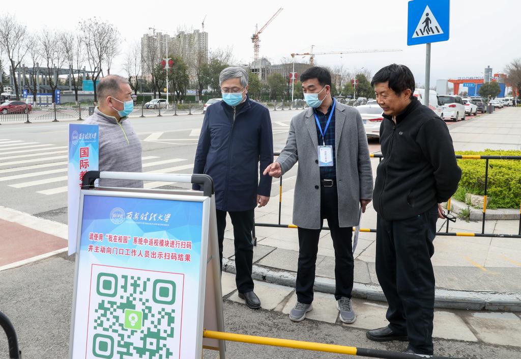 学校组织开展学生返校工作检查暨疫情防控应急演练