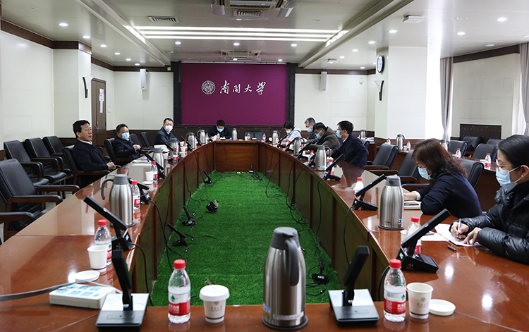 学校召开会议研究部署加强校园疫情防控工作