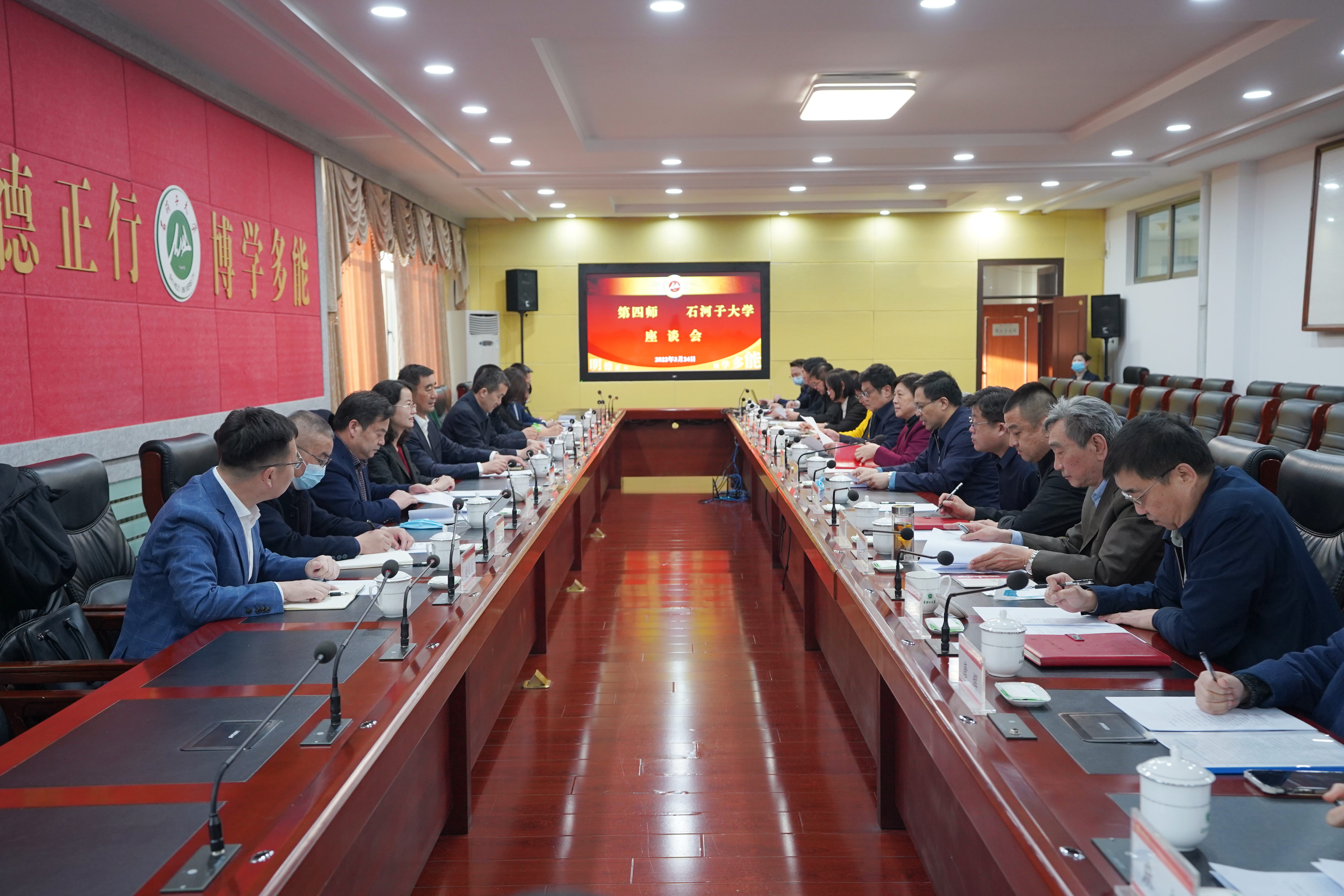 第四师可克达拉市党委书记、四师政委谢强一行访问我校