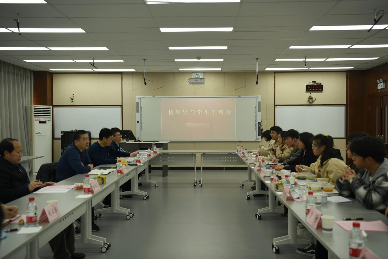 第六期“校领导与学生午餐会”举行