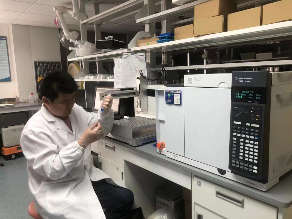 你身披工服在实验室努力科研的样子很帅