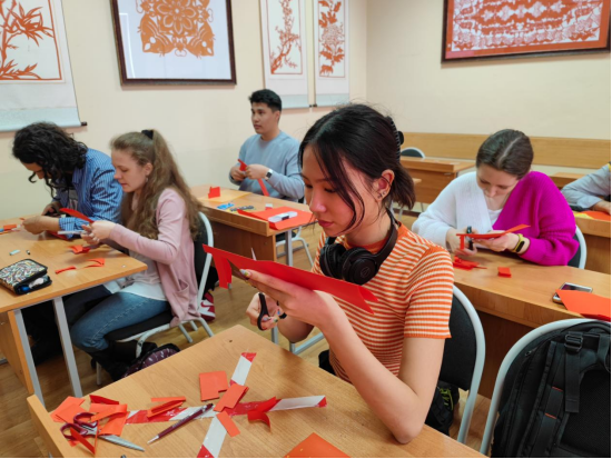 卡拉干达技术大学孔子学院剪纸体验课程开课了！