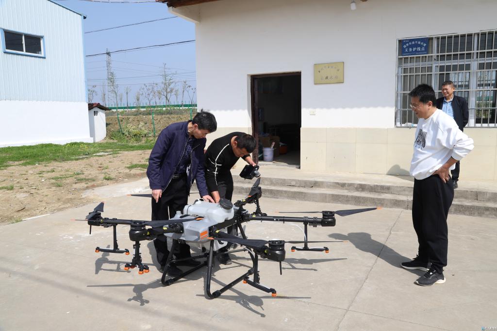 助力智慧春耕 农学院卢碧林教授带技术入田头