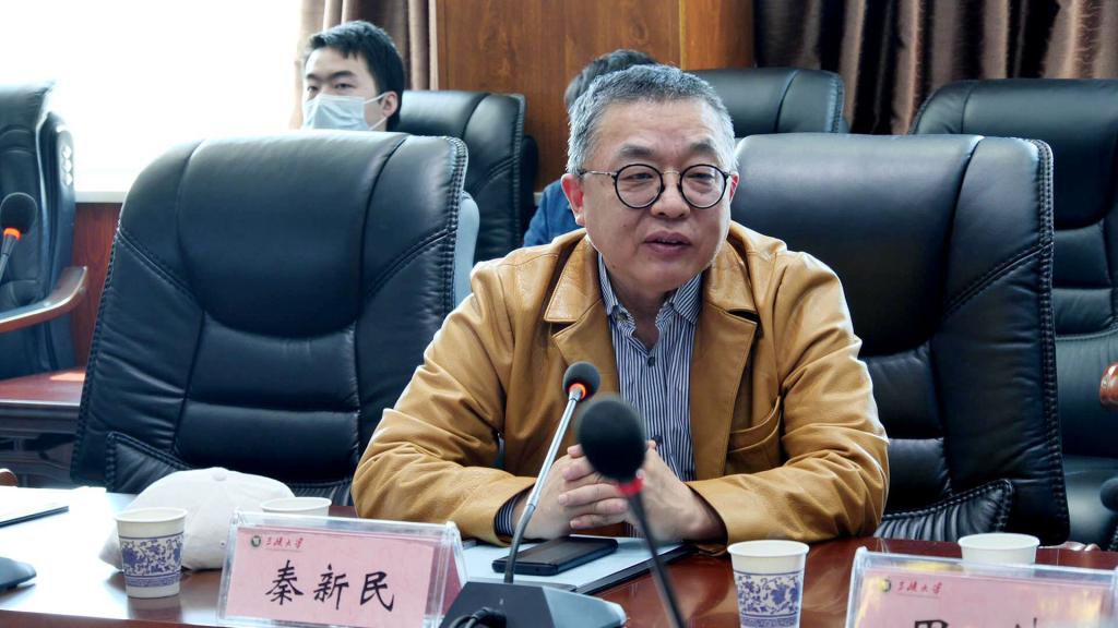 校友秦新民返校与师生交流