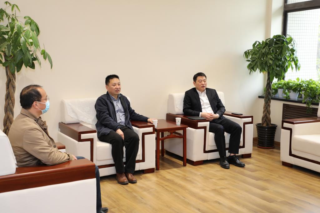 中国联通西安分公司党委书记、总经理温长山一行来校座谈交流
