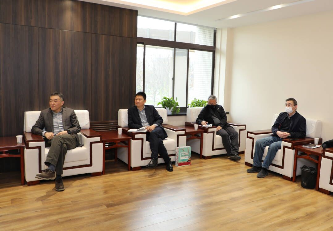 中国联通西安分公司党委书记、总经理温长山一行来校座谈交流
