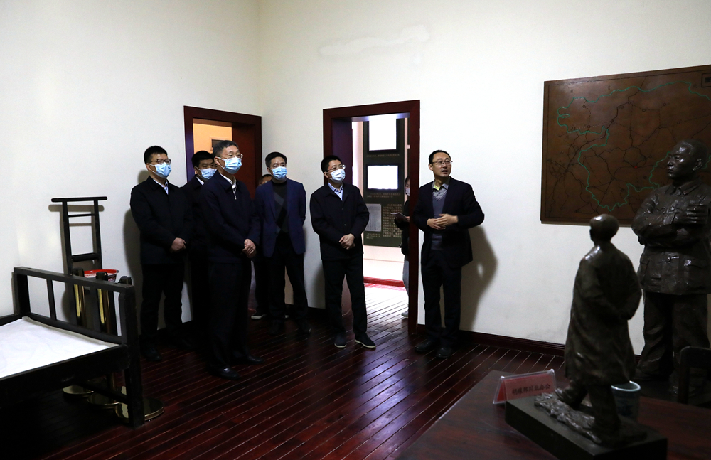 国家统计局四川调查总队党组书记、总队长赵太想参观我校川北行署办公旧址