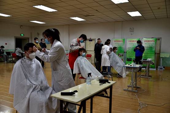 学生指导服务中心开展“我为师生理发”公益服务