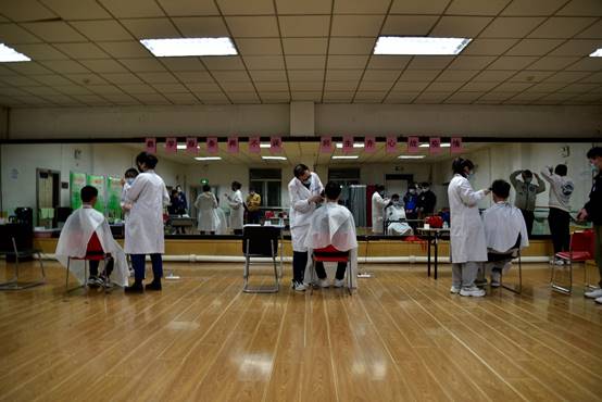 学生指导服务中心开展“我为师生理发”公益服务