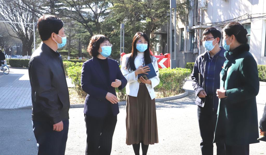 市纪委监委驻市委教育工委纪检监察组组长曹文军一行到校督导疫情防控工作