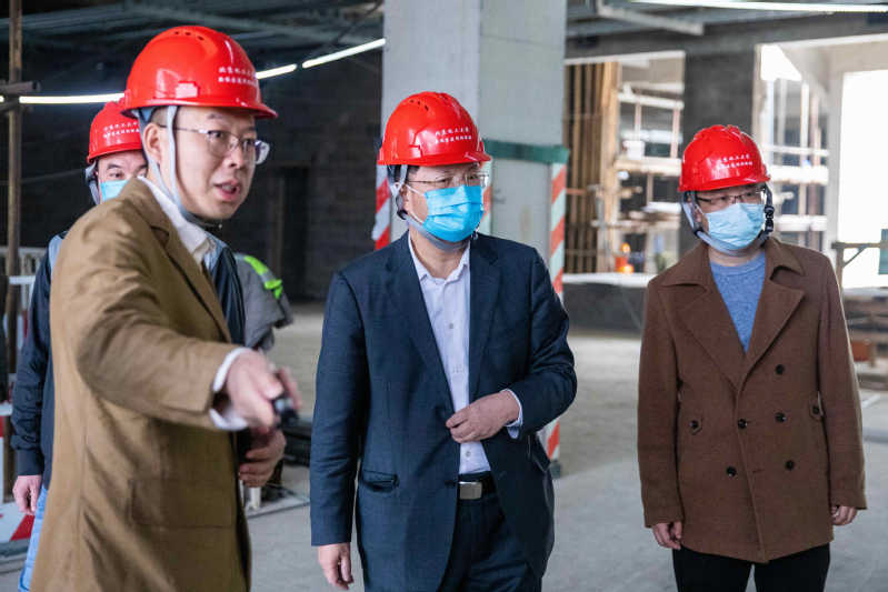 校长谭天伟到昌平校区检查节假期间安全生产和疫情防控工作