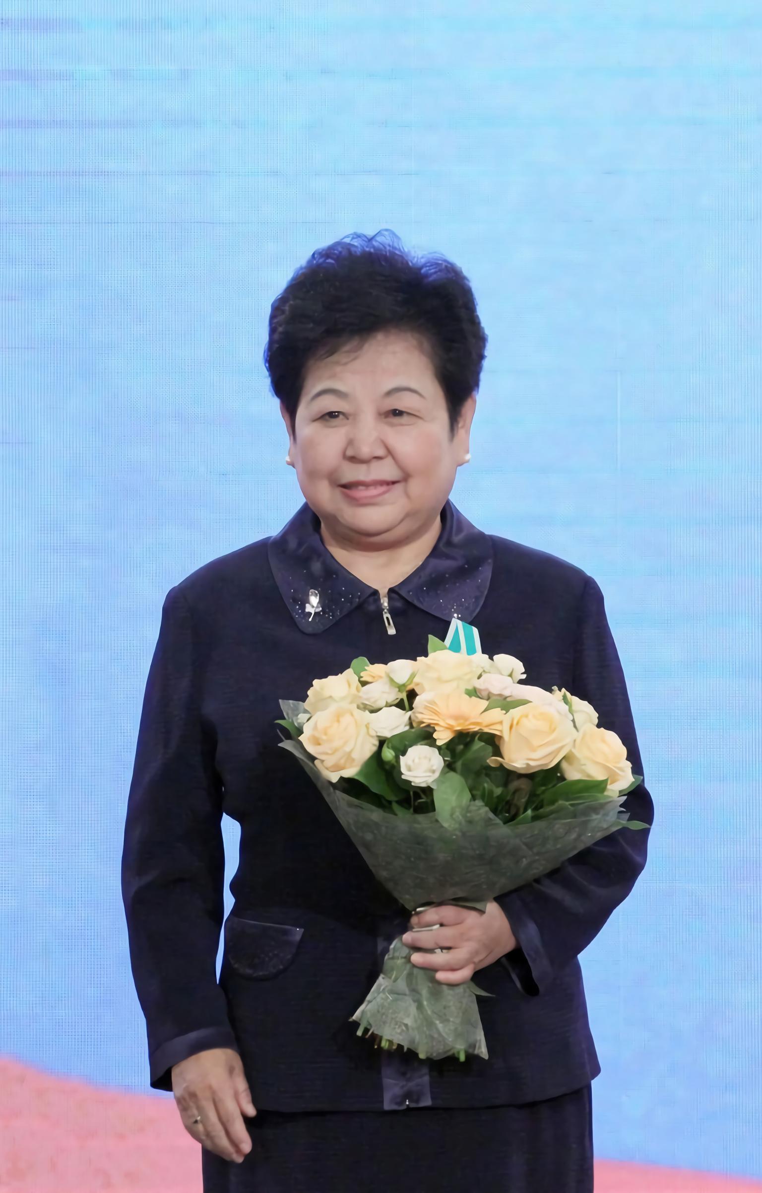 我校教授黄道秀荣获2022年译协“资深翻译家”表彰