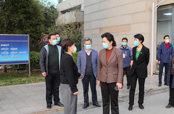 徐州市委常委、宣传部部长李淑侠一行来我校检查指导疫情防控工作