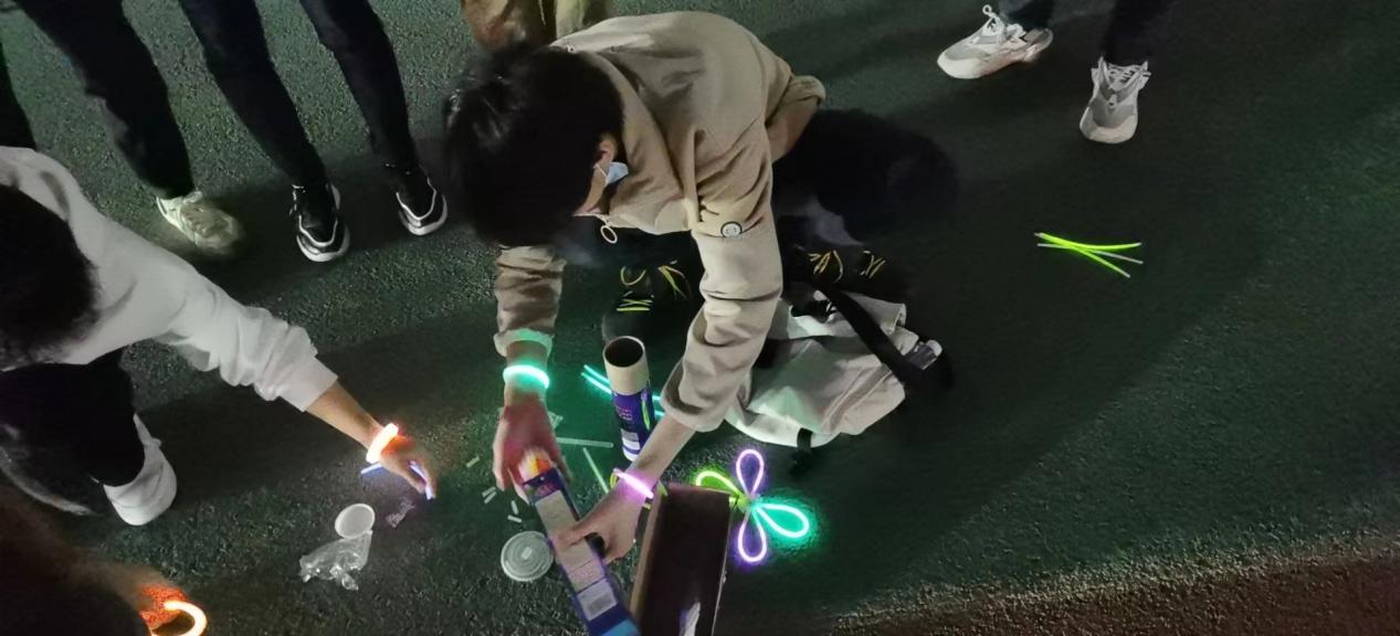理学院举办“荧光微步”闪动校园荧光跑活动