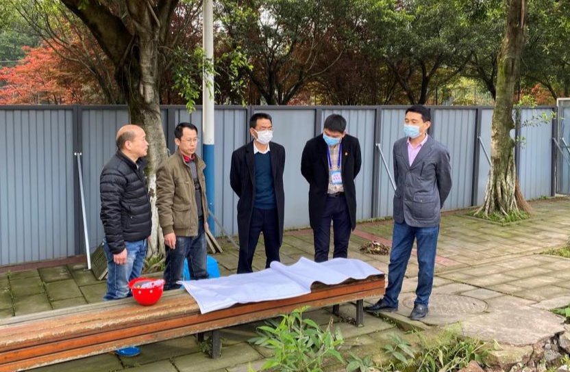校领导检查在建工程项目施工进度和疫情防控工作