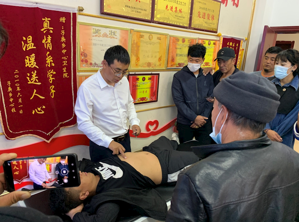 学校驻村干部发挥专业优势开展医疗帮扶