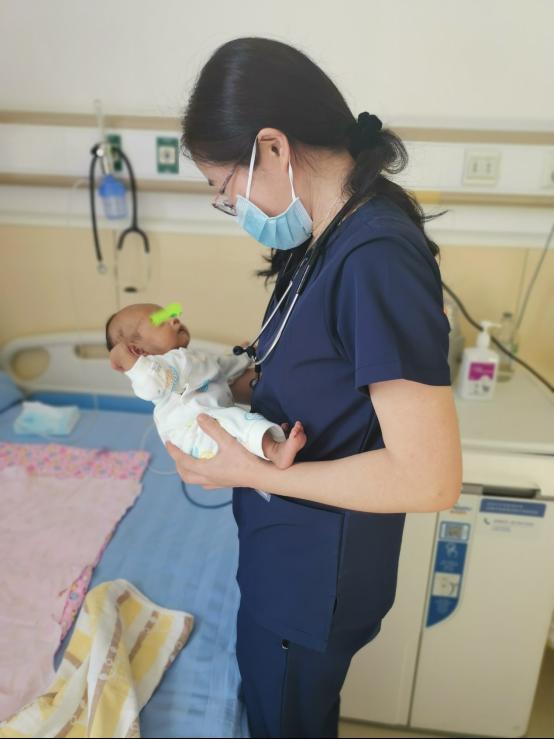 为守护1.05千克危重患儿生命 哈医大一院群力新生儿医护人员开启“生命闯关”模式