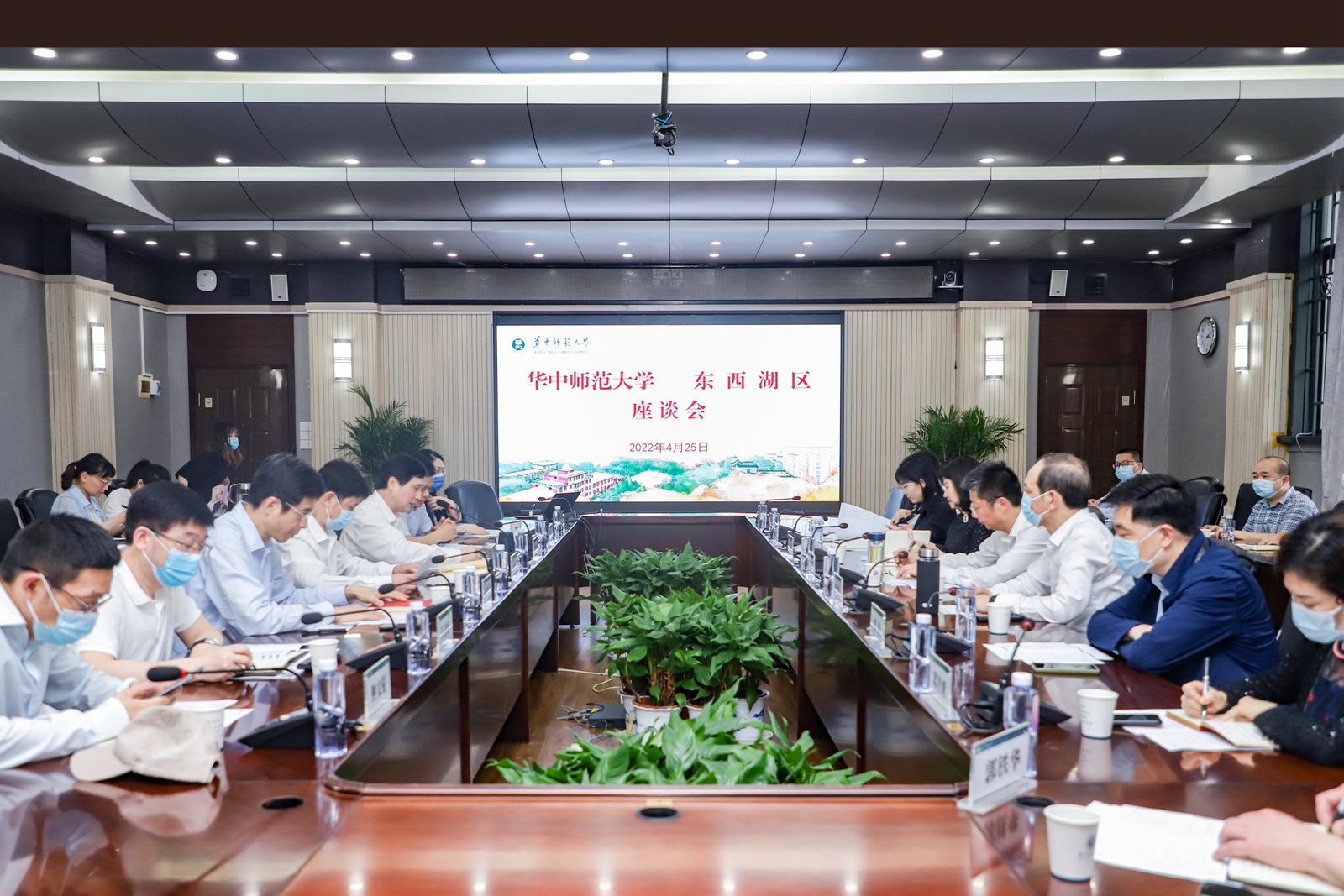 东西湖区委书记彭涛一行来校洽谈校地合作