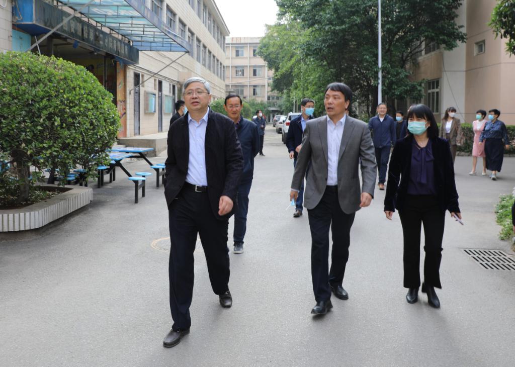校领导带队深入一线慰问疫情防控工作人员